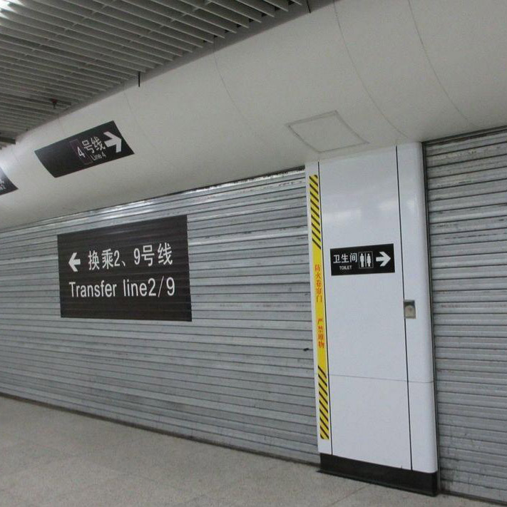 Drzwi roletowe na dworcu kolejowym